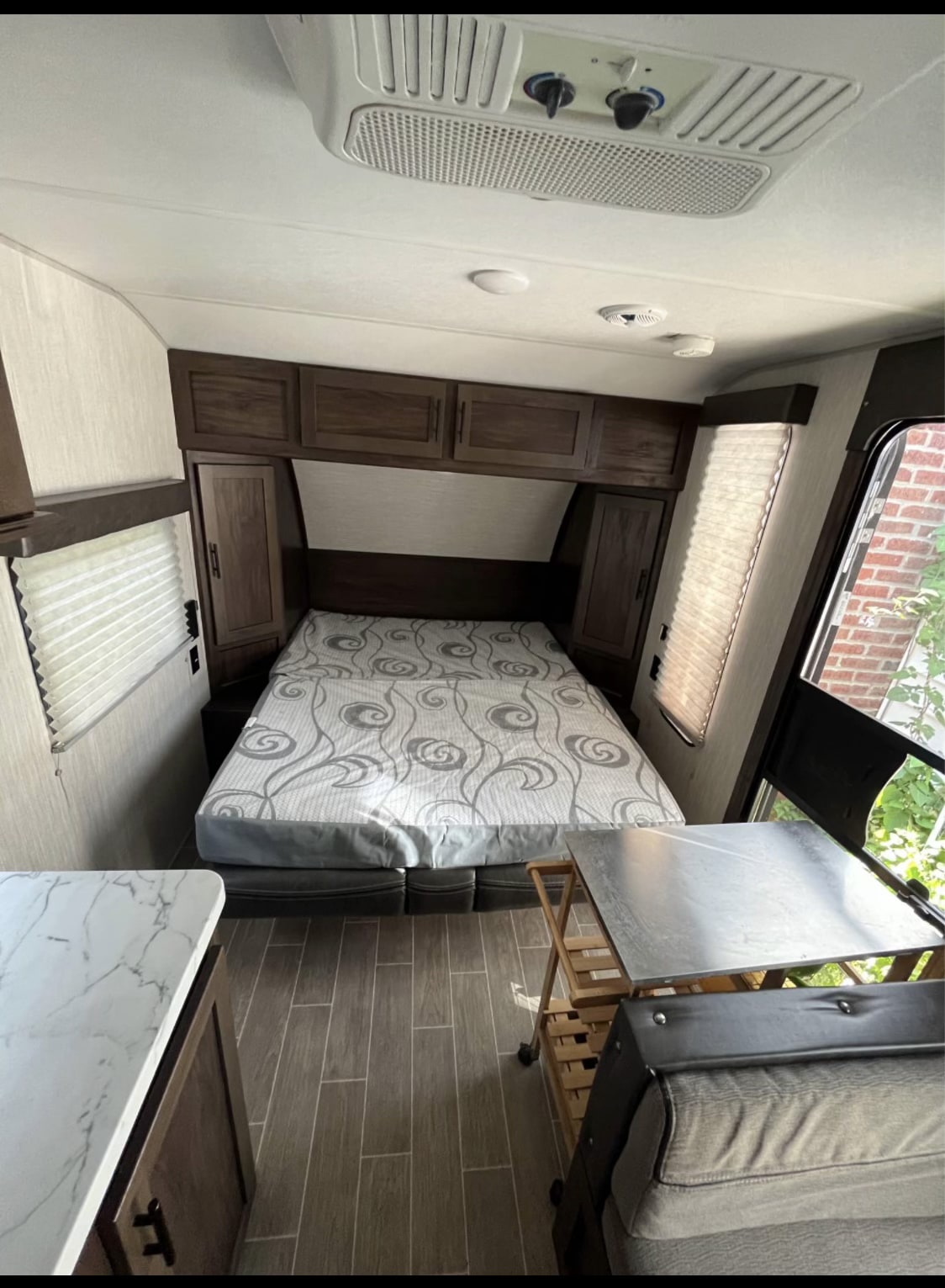  full kitchen with microwave