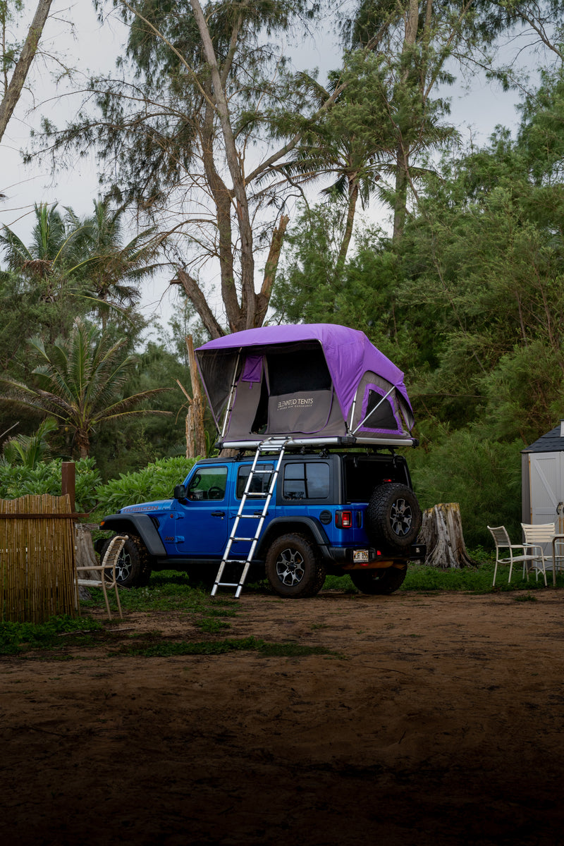 Blue Jeep with purple rooftop tent. An RV rental for amazing outdoor camping and travel adventures. — photo 9