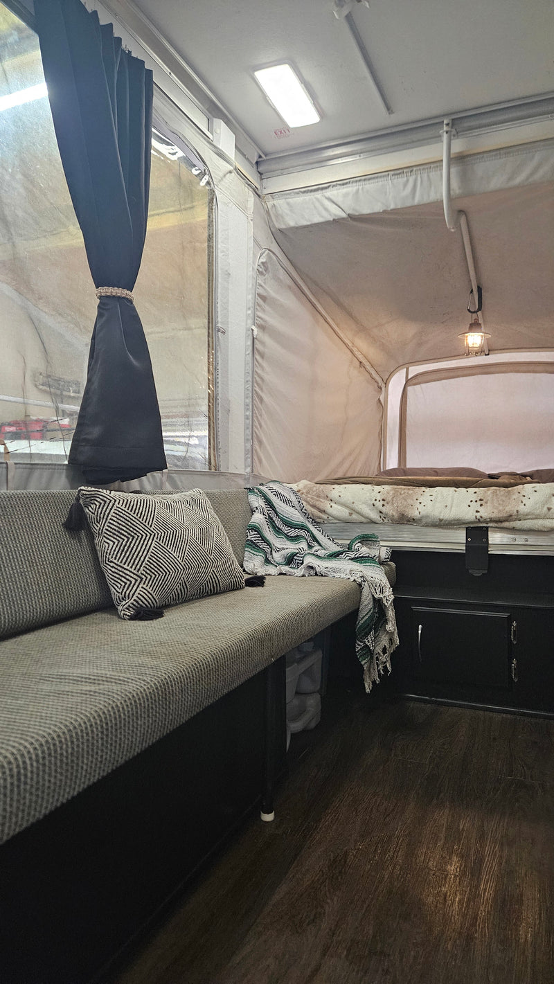 Adventure-Ready 2006 Fleetwood Neon Popup Camper — photo 4