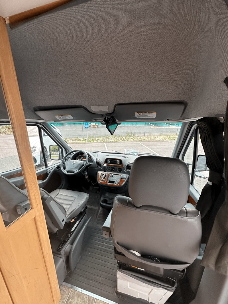 Perfect for 2 - 22 MPG Diesel - Kitchen, Bed, Bathroom - Sprinter RV Van — photo 4