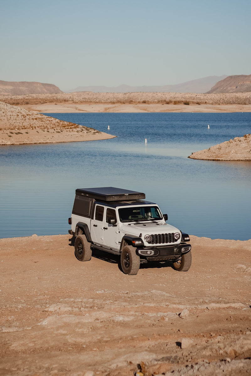 White Jeep Gladiator with rooftop tent by a lake. Perfect RV rental for off-road overlanding adventures in the desert. — photo 2