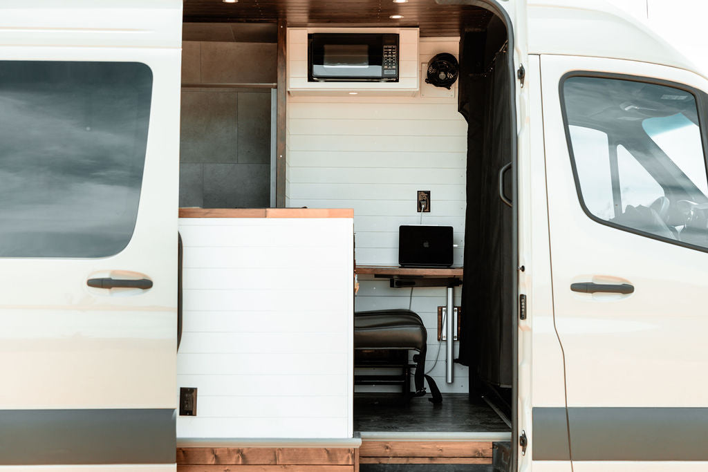 24 Mercedes-Benz Sprinter, Seats 4, Indoor shower, Sink, Stove, Microwave — photo 10