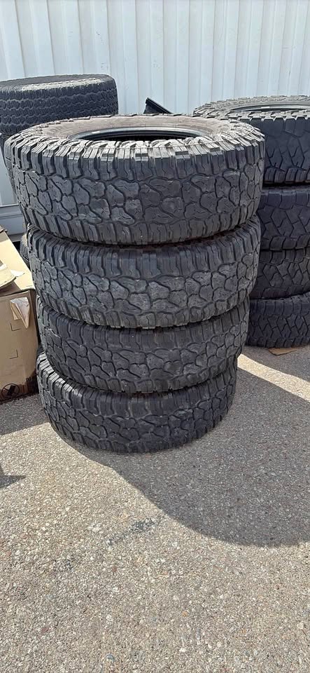 37/12.5/18 tires in Albuquerque, NM (photo 1)