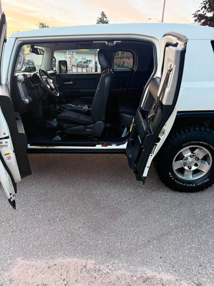2010 Toyota FJ Cruiser in Markham, ON (photo 6)