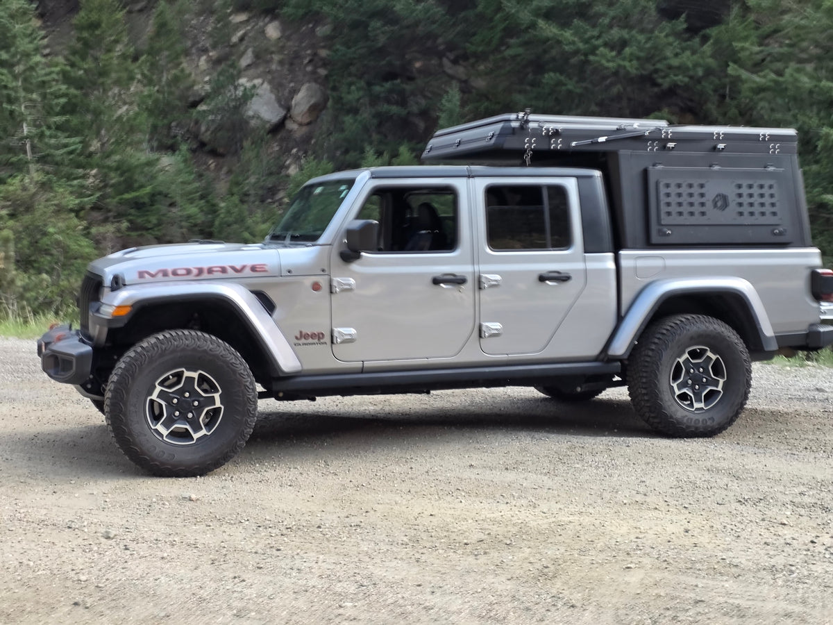 Explore off-road with this silver Jeep Gladiator Mojave. Equipped with an overlanding setup, it's an ideal adventure RV rental. — photo 4