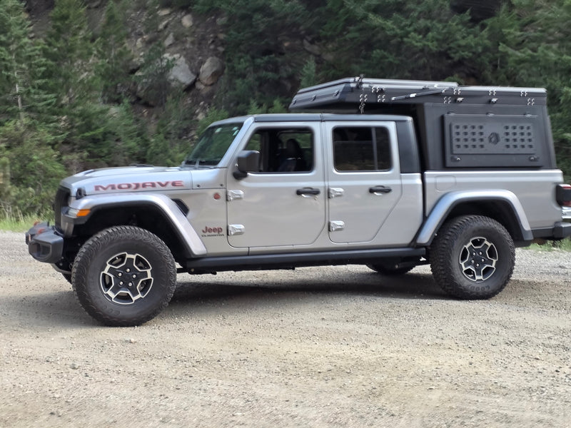 Explore off-road with this silver Jeep Gladiator Mojave. Equipped with an overlanding setup, it's an ideal adventure RV rental. — photo 4