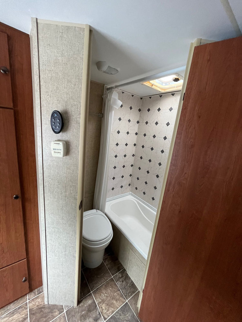  & overhead storage.|Inside a well-equipped RV rental — photo 6