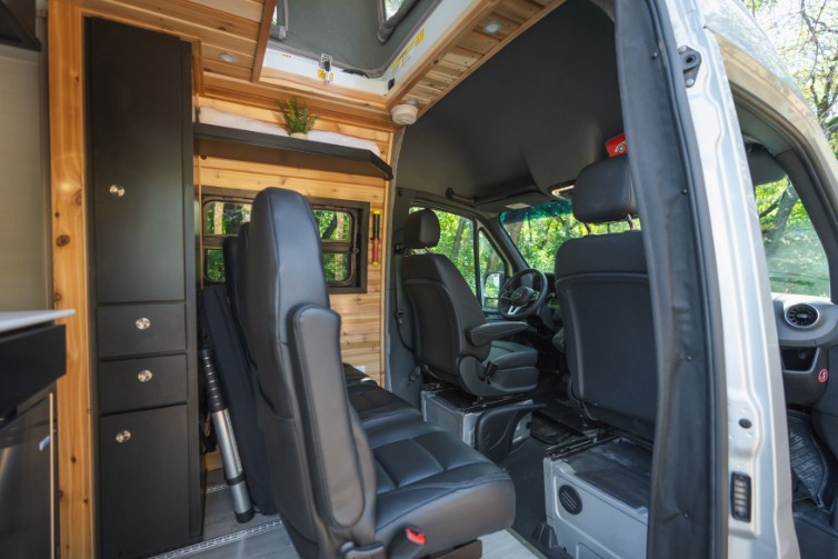  perfect for relaxing moments.|Pop-top camper van with extended roof & open side door — photo 13