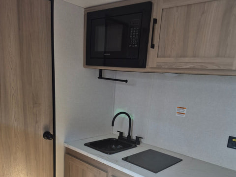Lightweight & Mountain-Ready Coleman Travel Trailer - Easy Towing! — photo 5