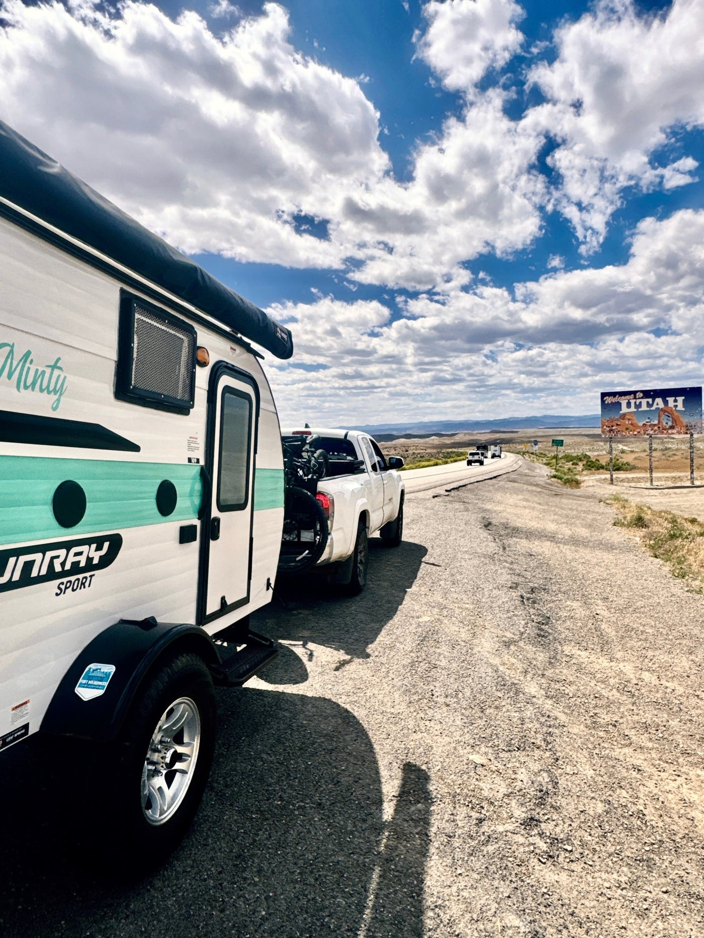 Minty rv rental camper & truck with bikes on a sunny Utah road trip. Desert views & Welcome to Utah sign. Outdoor adventure awaits! — photo 17