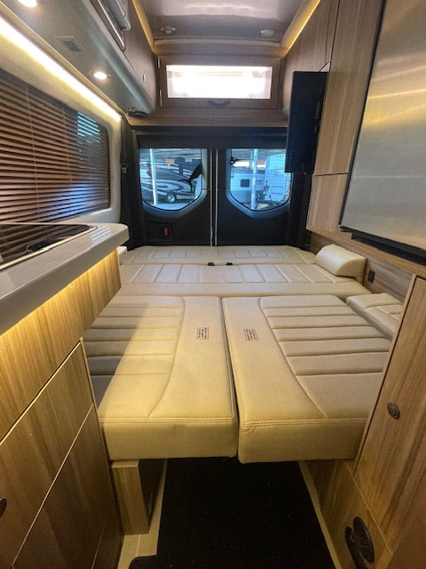 Airstream Mercedes Sprinter- 4x4 luxury camper van, off grid package — photo 6