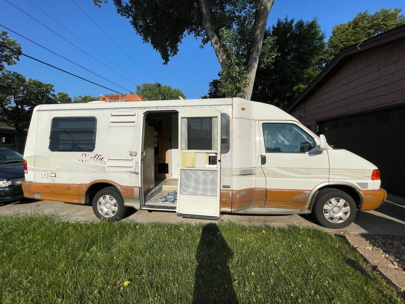 Mr. Bojangles - 2000 Winnebago Rialta 22HD
