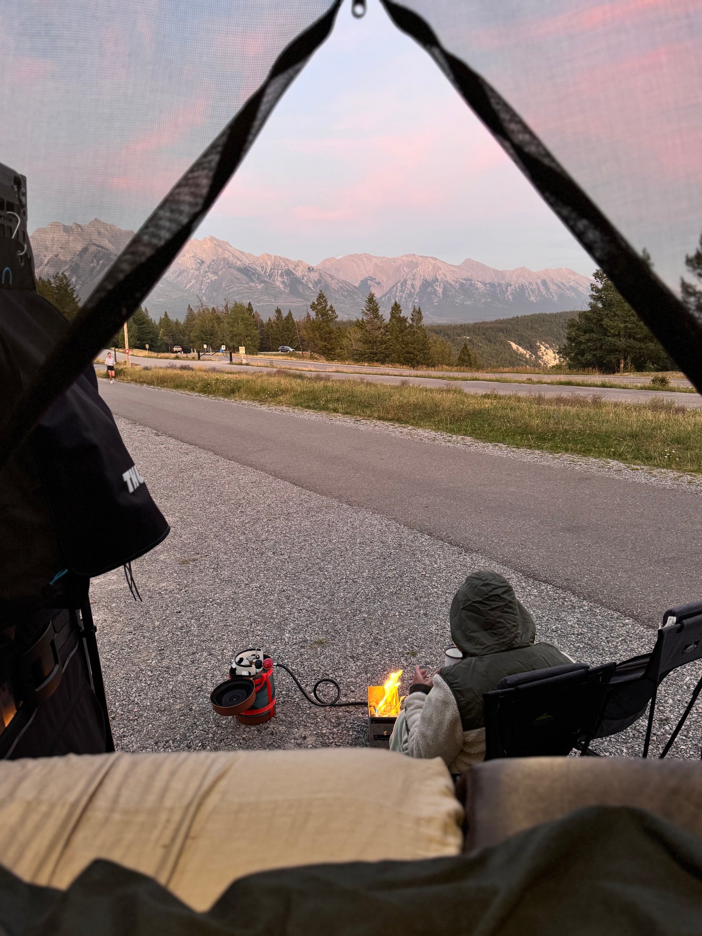 Peaceful RV rental scene: camper by a warm propane campfire, enjoying stunning mountain views at sunset. — photo 19