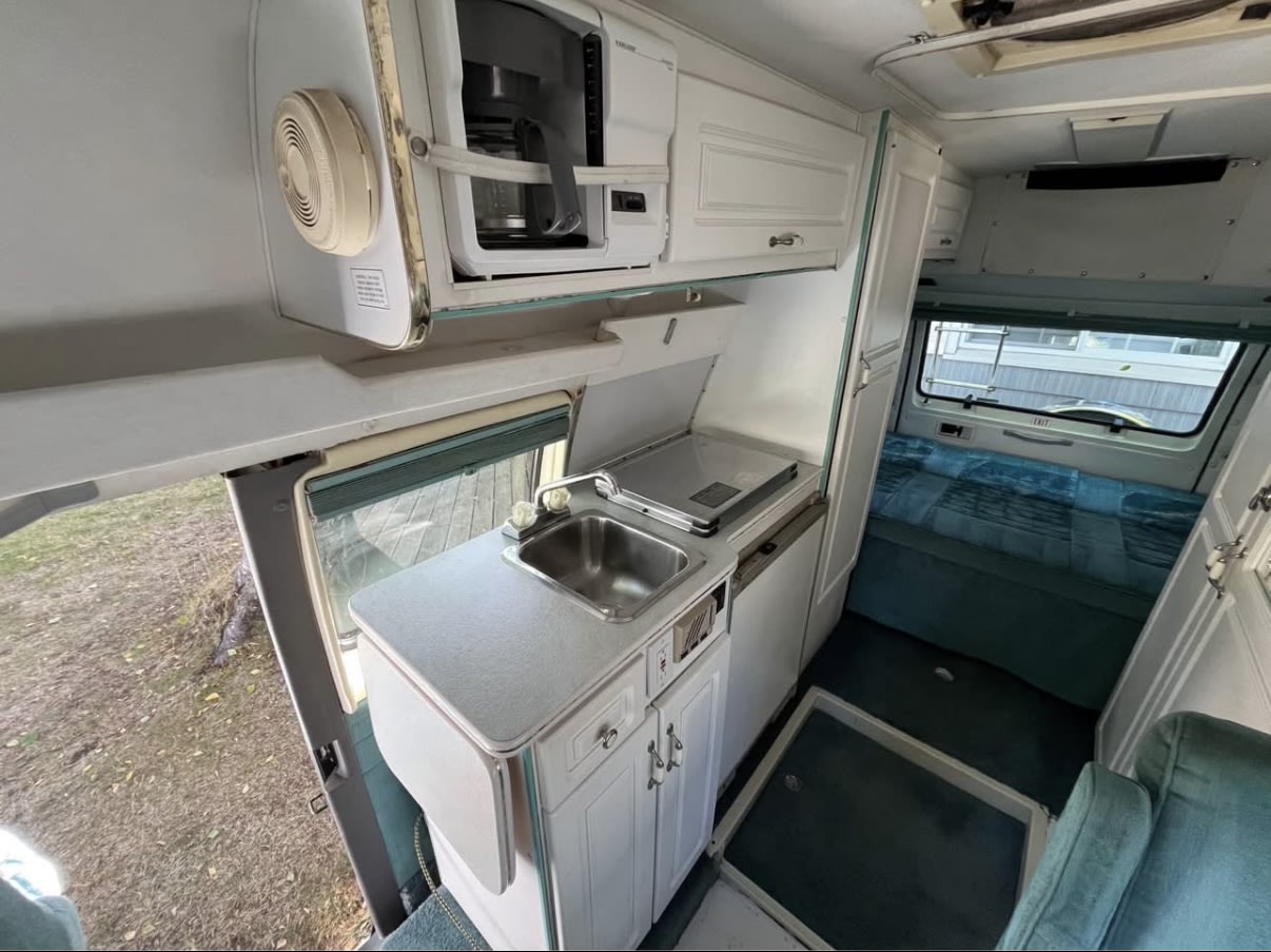  featuring a well-equipped kitchen (sink — photo 10