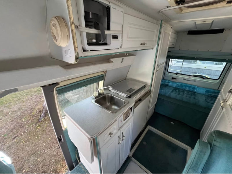  featuring a well-equipped kitchen (sink — photo 10