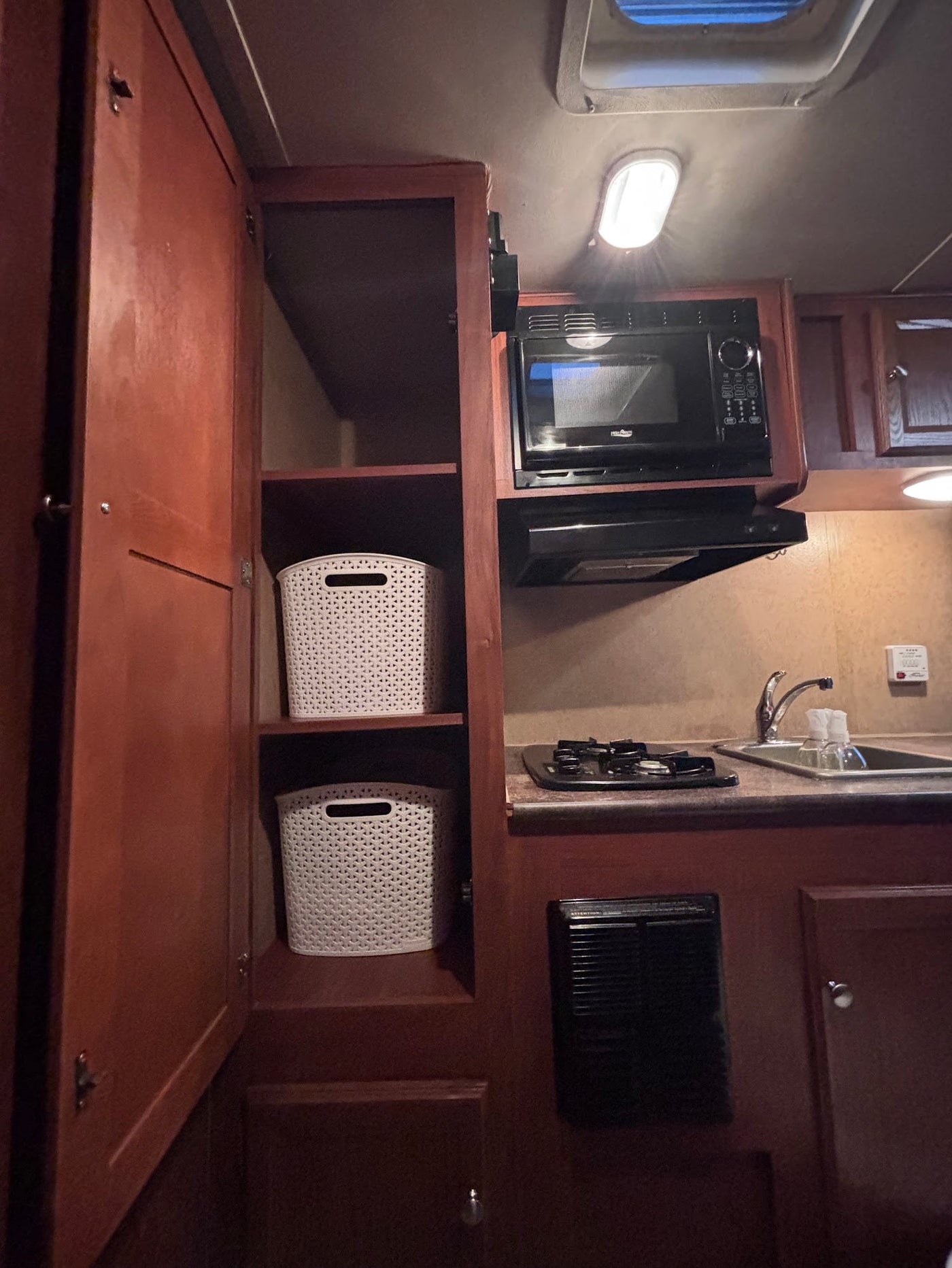  and AC unit. Compact — photo 7