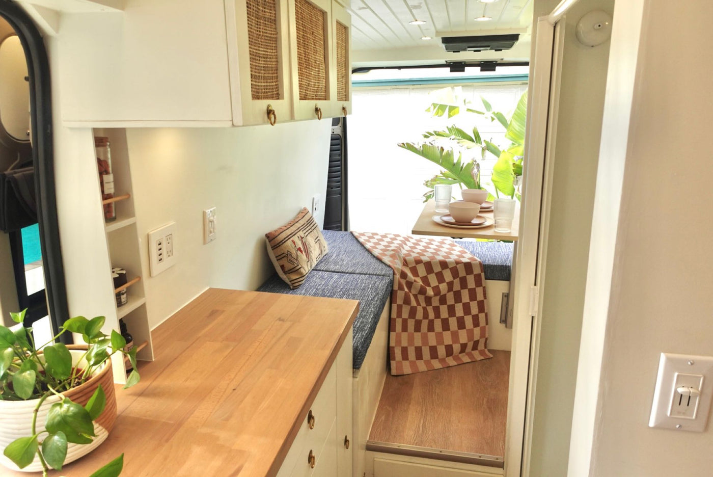 Free WiFi, Unlimited Miles, AC, Indoor HOT Shower, Projector & more! — photo 4