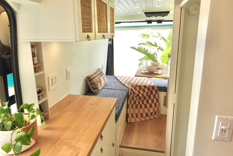 Free WiFi, Unlimited Miles, AC, Indoor HOT Shower, Projector & more! — photo 4