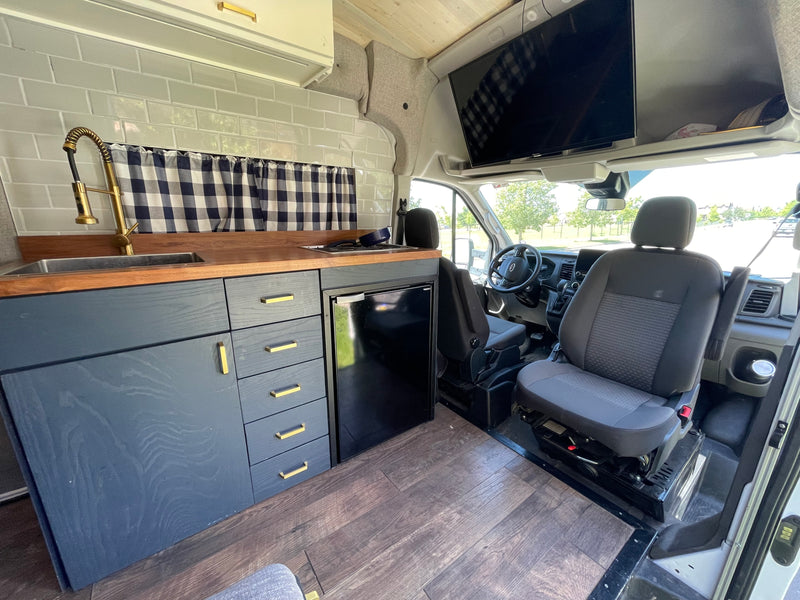 Beautifully Designed Family Camper Van Seats 5, Sleeps 5 — photo 3