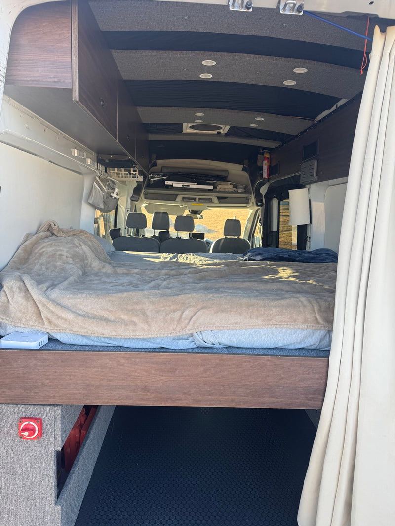  parked on gravel under a clear sky — photo 8