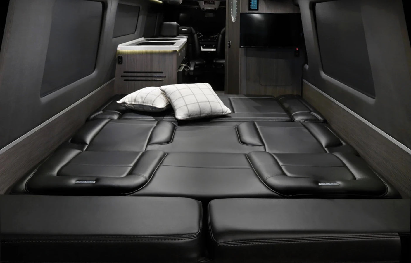 Airstream Interstate 24gl Mercedes Luxury-Seats 9-kitchen-bath