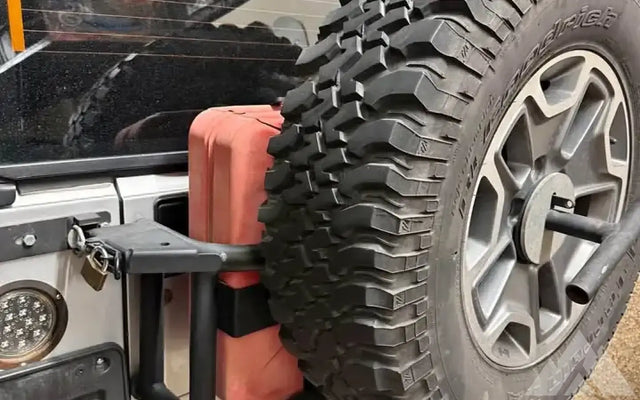 Swing out tire carrier jeep Tj — photo 2