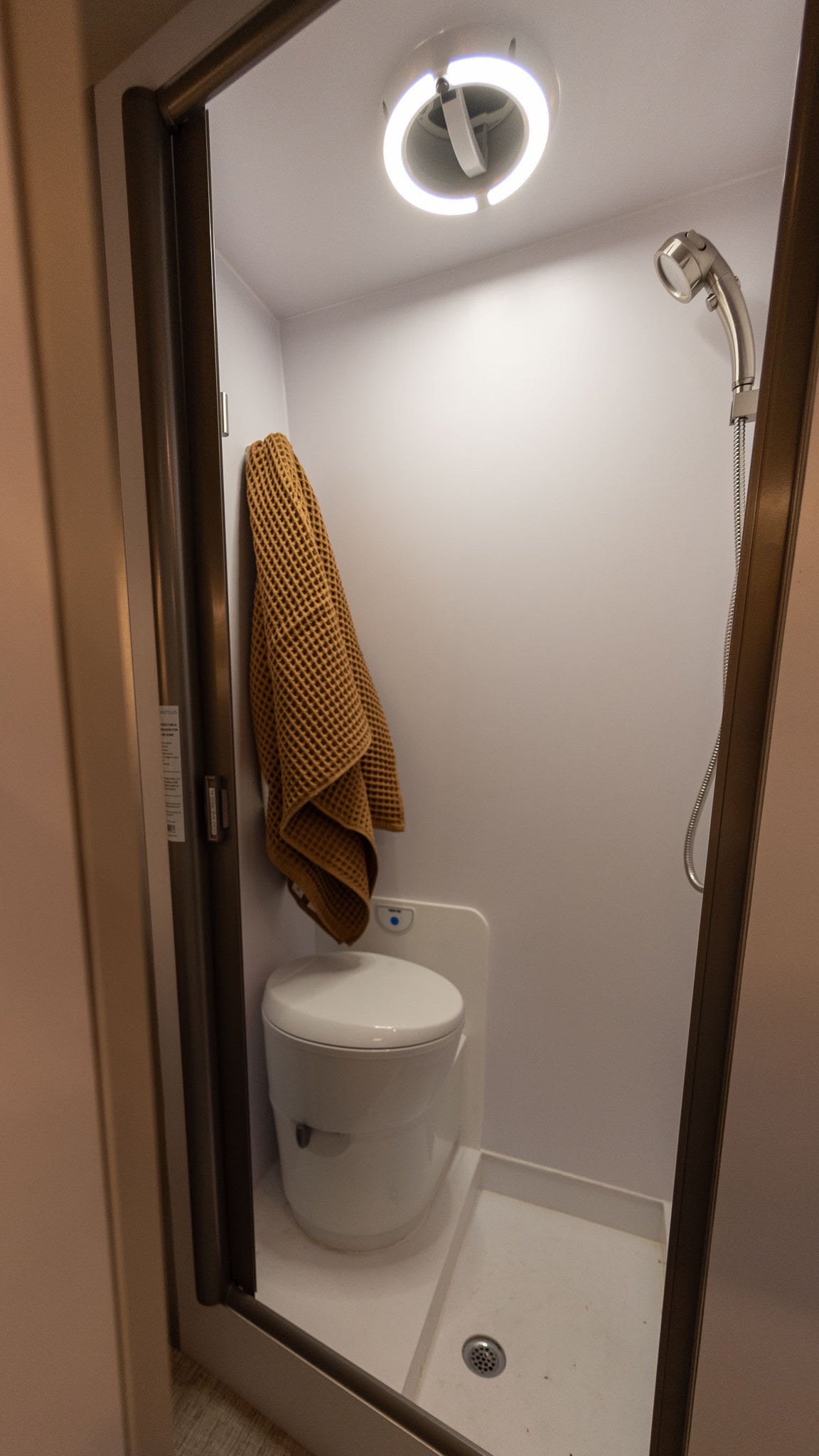"Ruby" | 2023 Noovo Lite - Indoor Shower, Heating & AC — photo 12