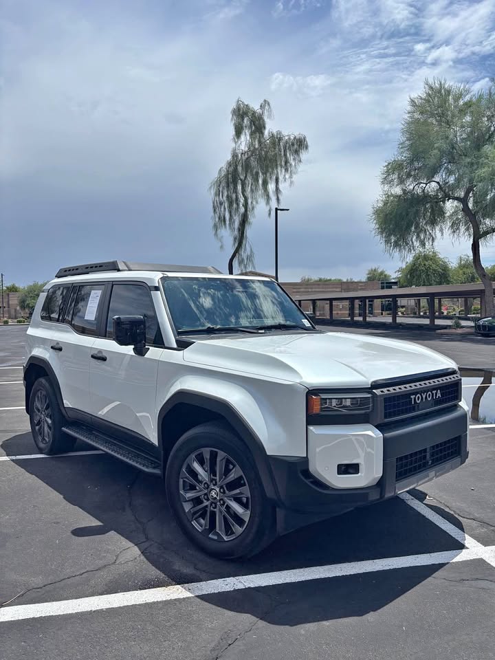 2025 Toyota Landcruiser — photo 1