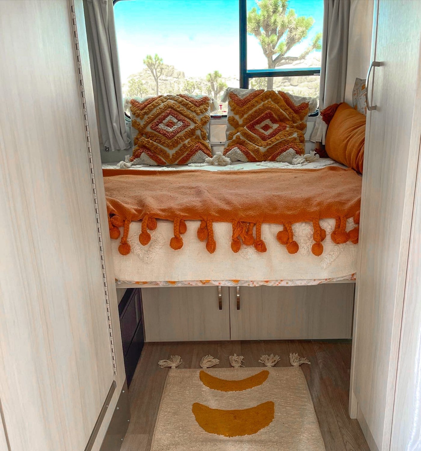  ideal for travel.|Cozy RV rental kitchen with sink — photo 14