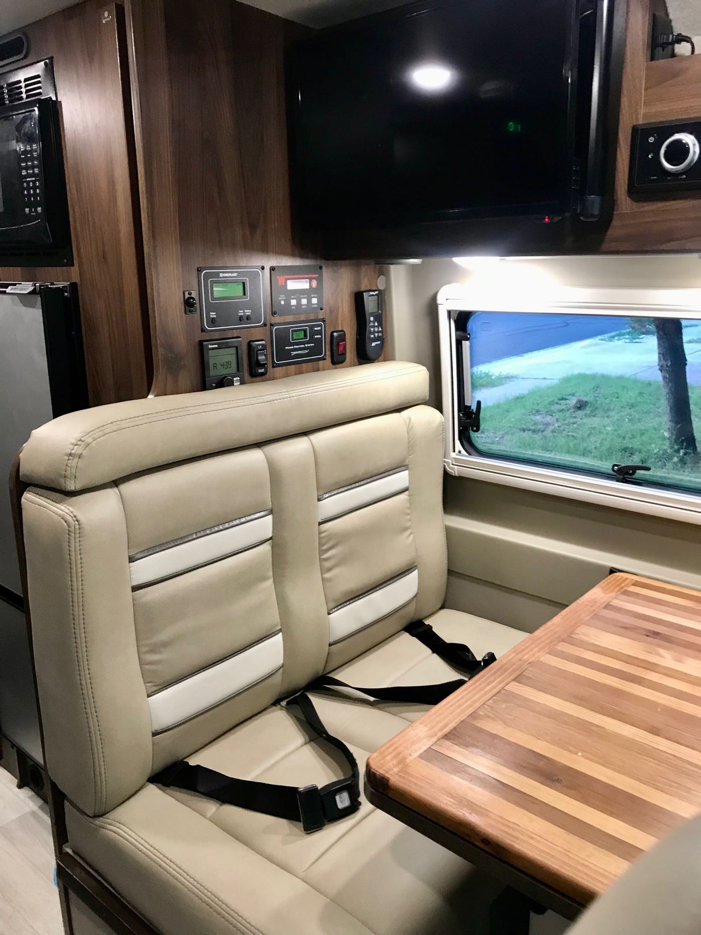 2020 Winnebago Travato 59GL (lithium, unlimited AC, pet friendly,sleeps 4)