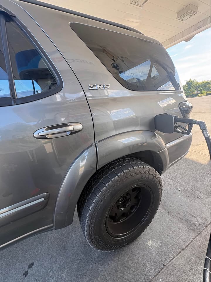 2005 Toyota Sequoia · SR5 Sport Utility 4D in Everett, WA (photo 5) — photo 5