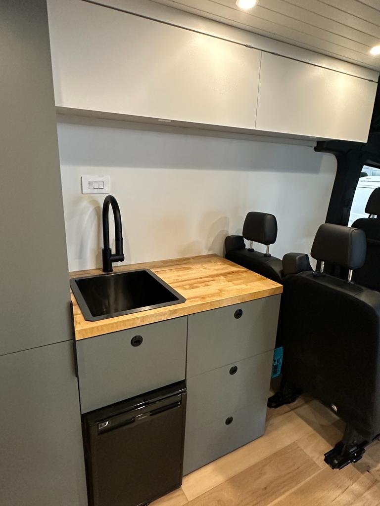  sleek kitchen — photo 2