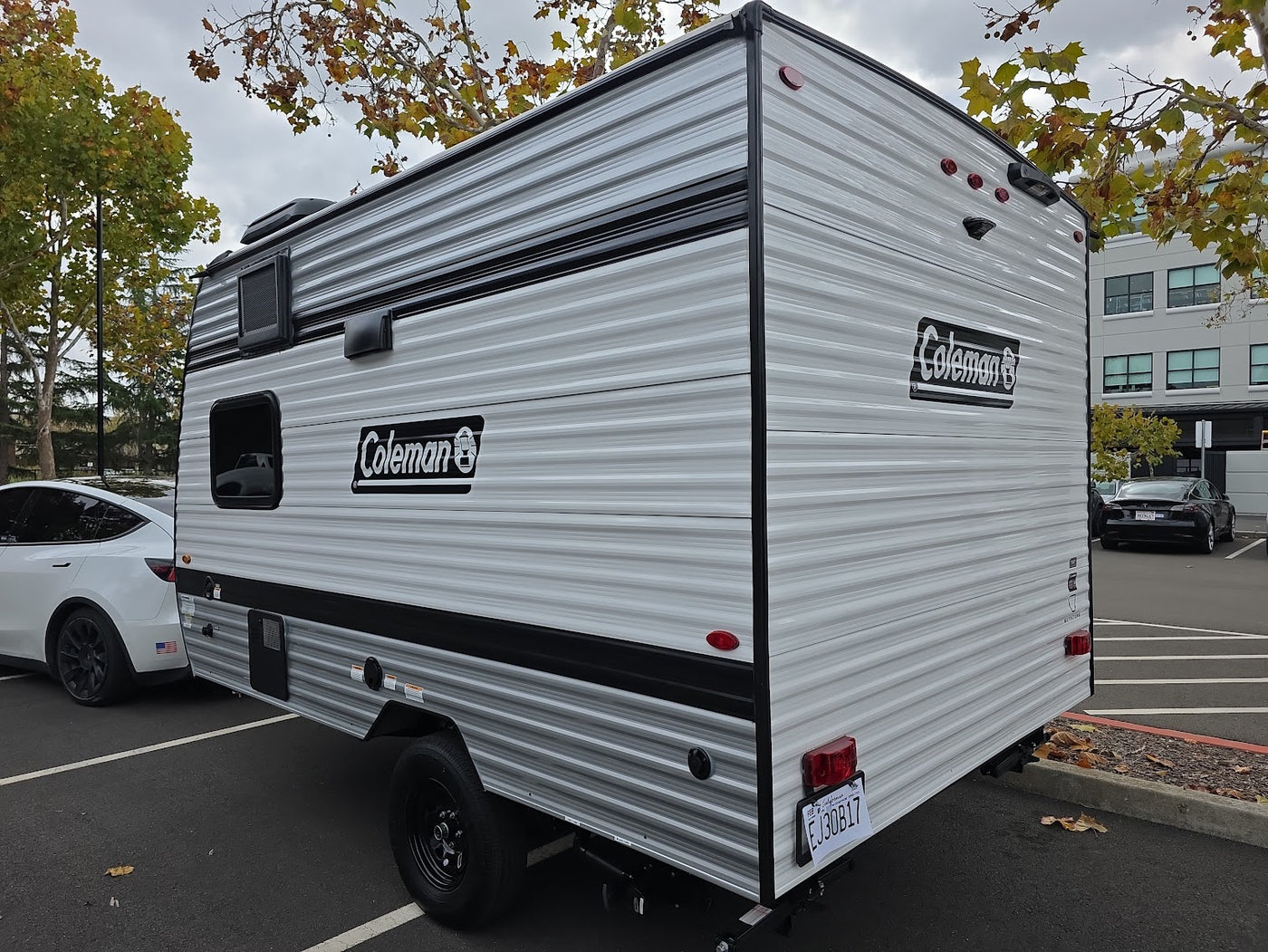  a small travel trailer — photo 2