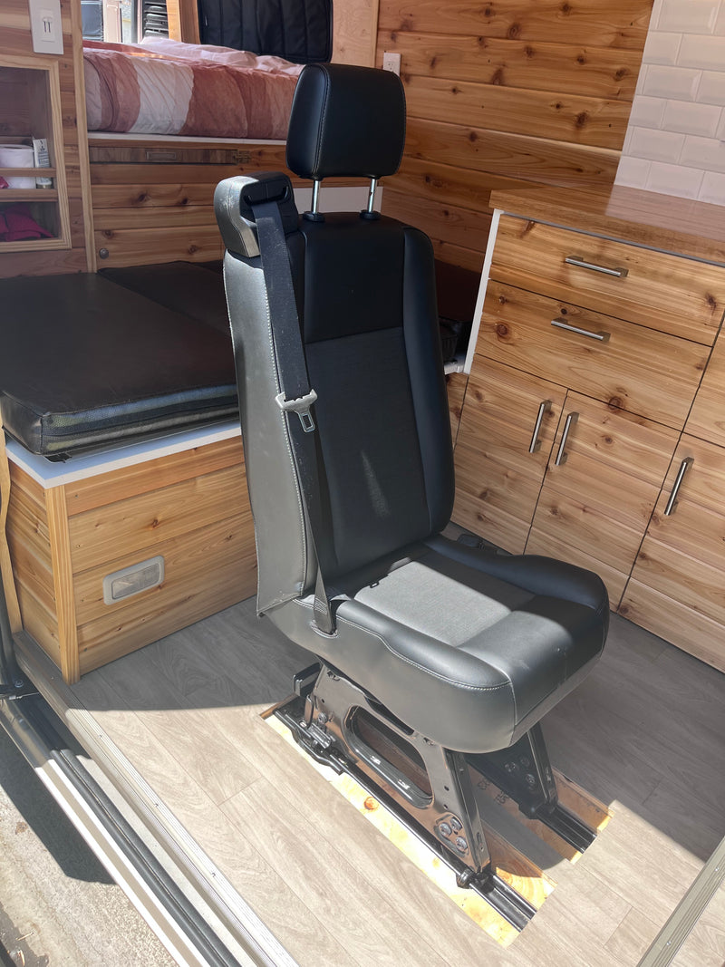 Off-Grid Campervan - Pro-Converted Ram Promaster 2500 — photo 13