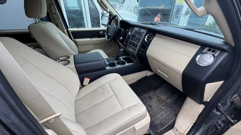  featuring beige seats — photo 2