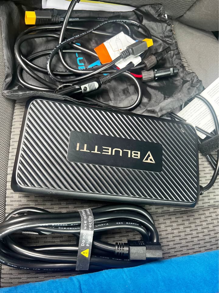 BLUETTI AC200 MAX Expandable Power Station AC200MAX in Boring, OR (photo 1)