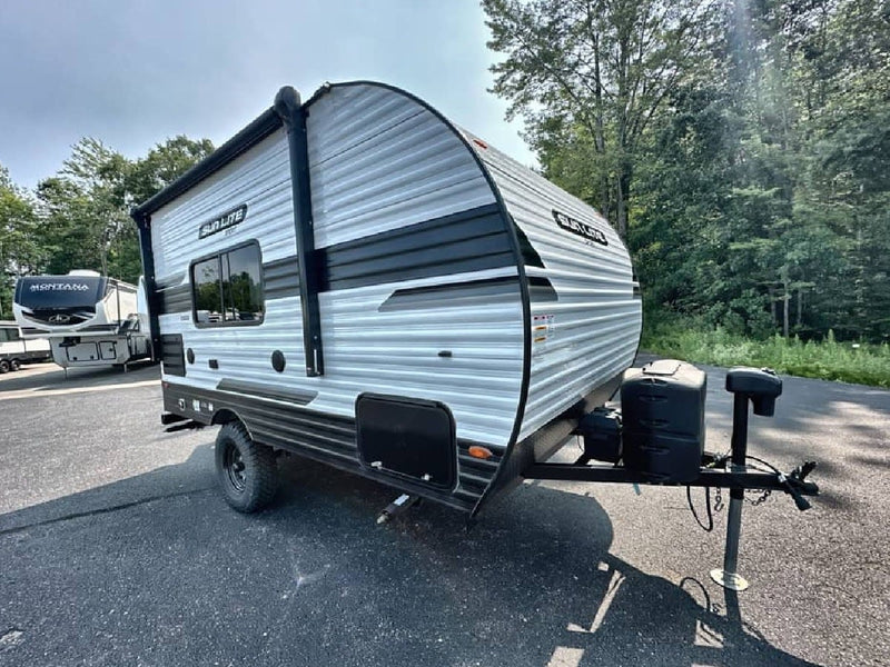 Explore the outdoors with this Sun Lite RV rental! A compact travel trailer for your next camping adventure.|This 16BH rv rental floor plan illustrates a compact interior layout with a bathroom — photo 1