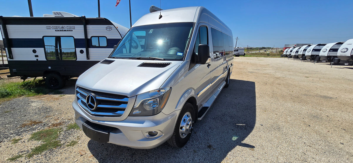 2015 Winnebago ERA Touring Coach – Mercedes Diesel Camper Van — photo 6