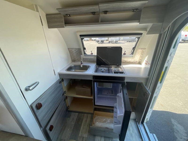 Lightweight Retro Style Camper — photo 13