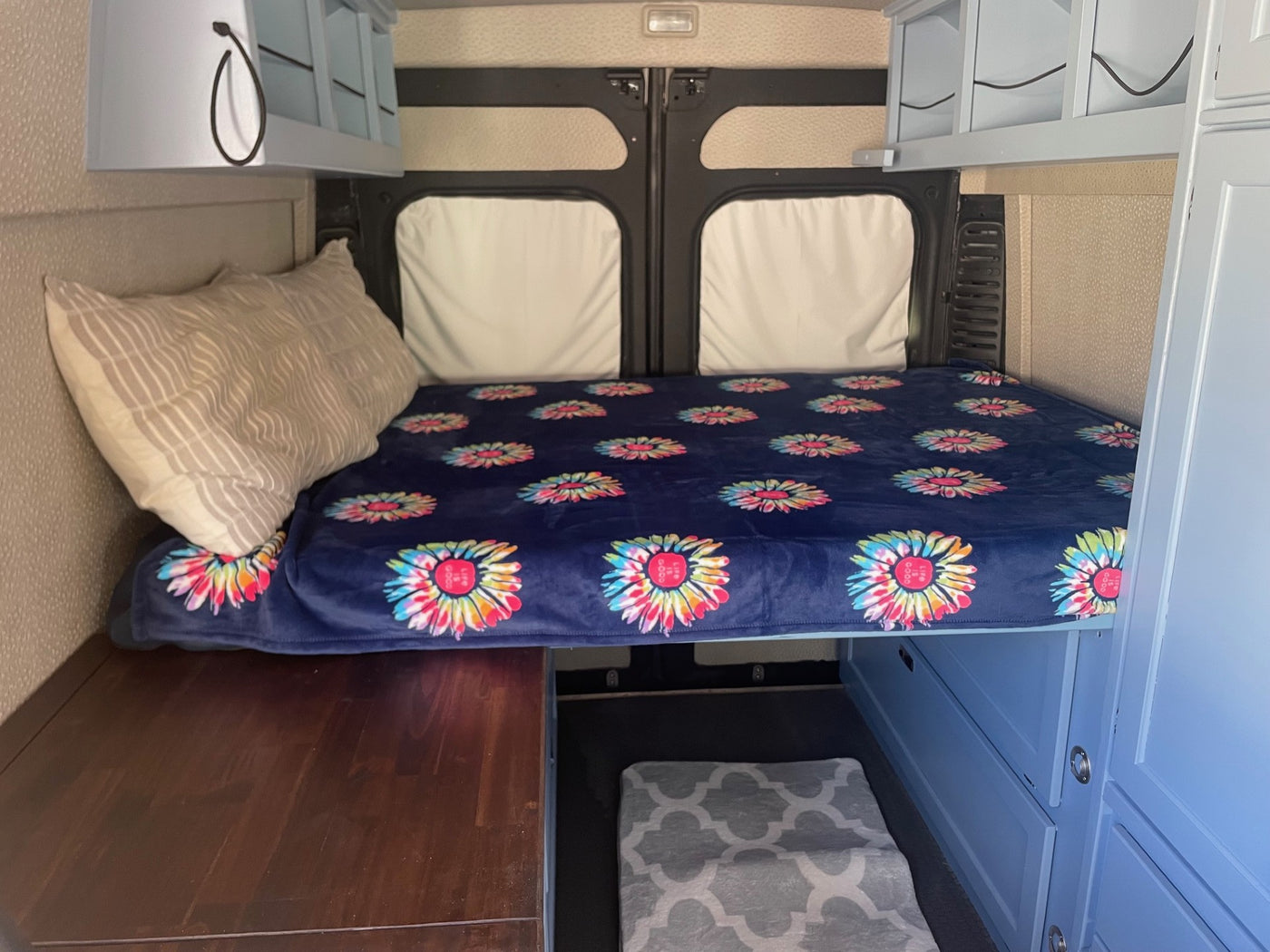  nestled in a peaceful forest campsite.|RV rental interior: USA map — photo 7
