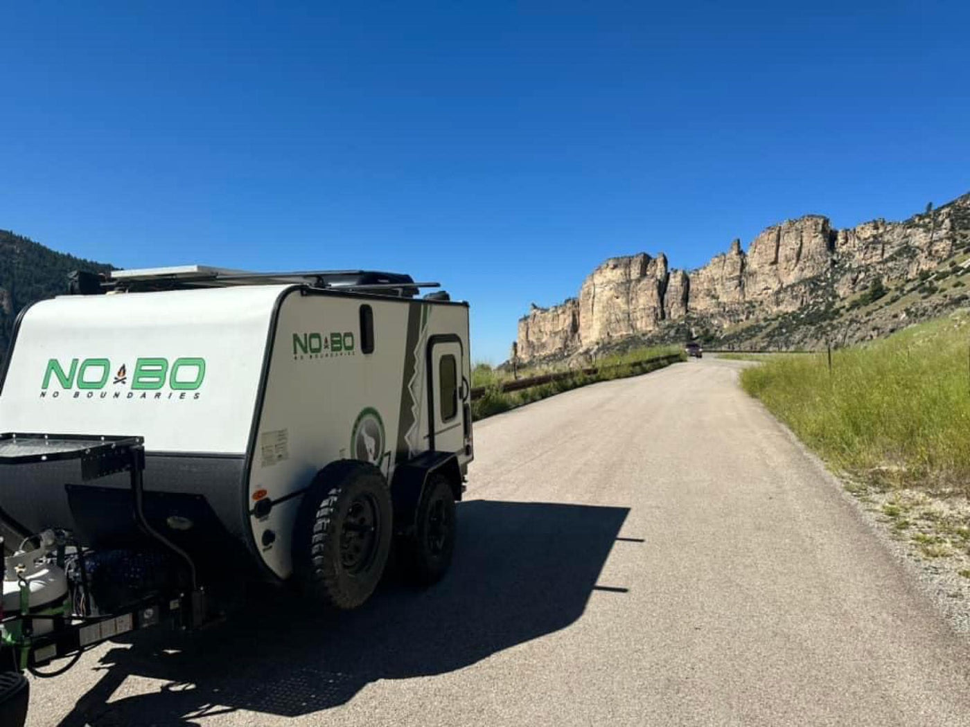 A NO BO trailer, ready for adventure on a paved road. Explore scenic cliffs with this RV rental. — photo 3
