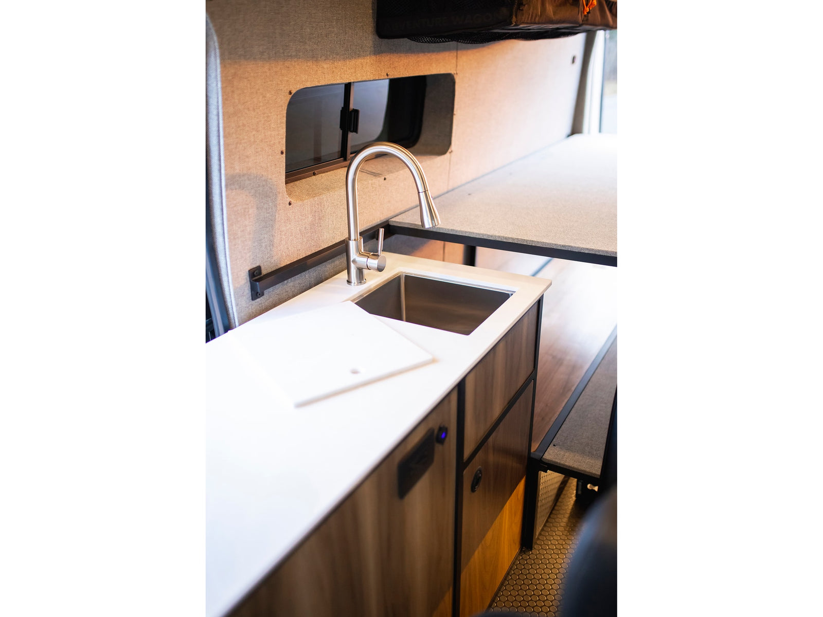  illuminated pull-out drawer