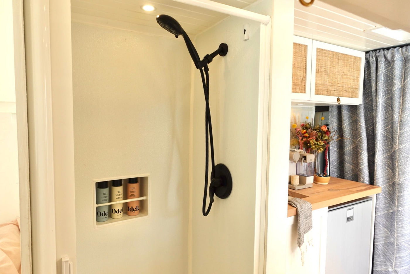 Free WiFi, Unlimited Miles, AC, Indoor HOT Shower, Projector & more! — photo 15