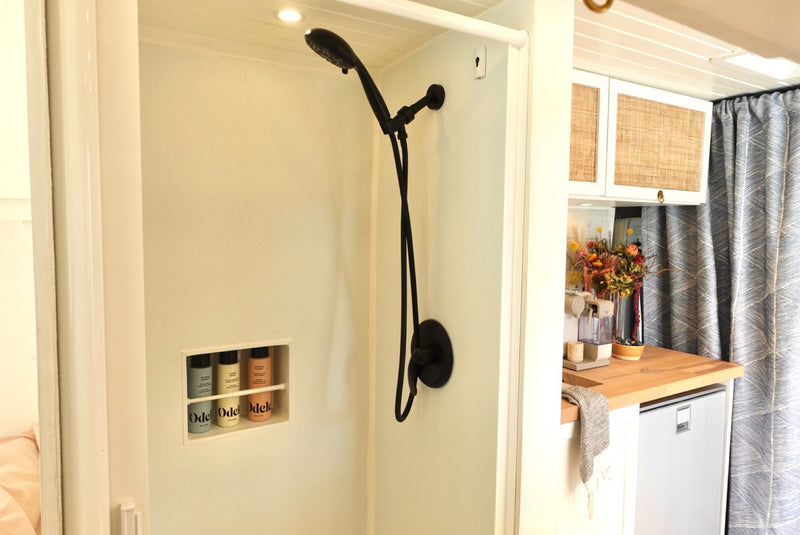 Free WiFi, Unlimited Miles, AC, Indoor HOT Shower, Projector & more! — photo 15