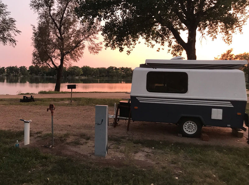 Scenic sunset over a lake — photo 1
