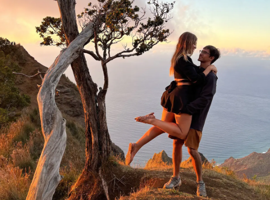 Serene sunset embrace on a cliffside overlooking the ocean. Imagine reaching this view with an rv rental for your adventure! — photo 8