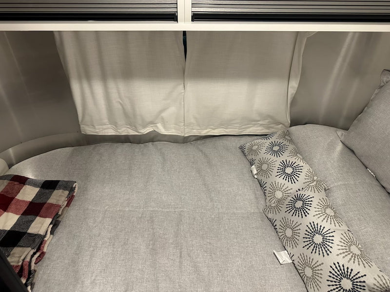  a white table — photo 6