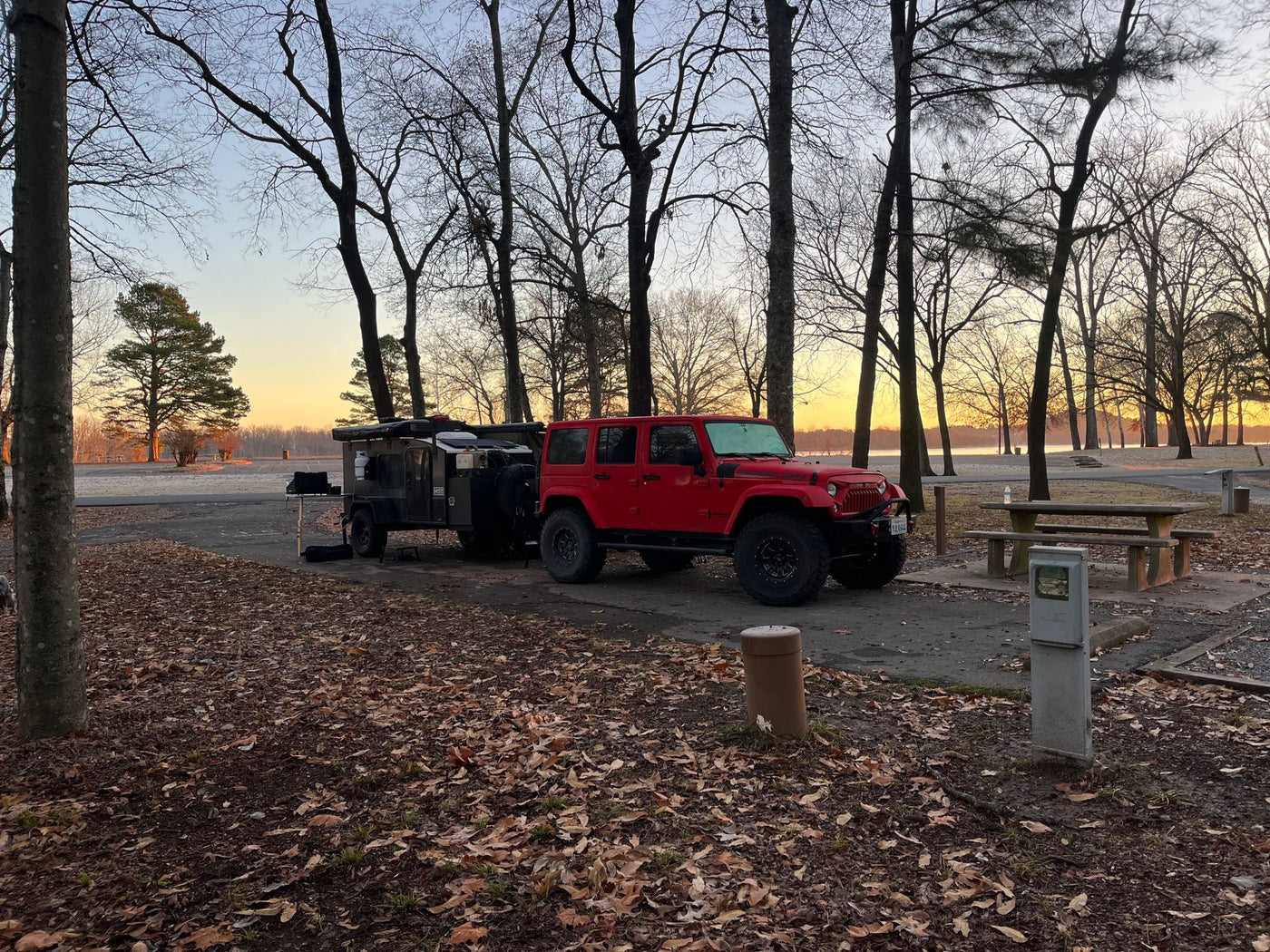  sunlit landscape.|Camping with an RV rental at sunset. A black camper — photo 15