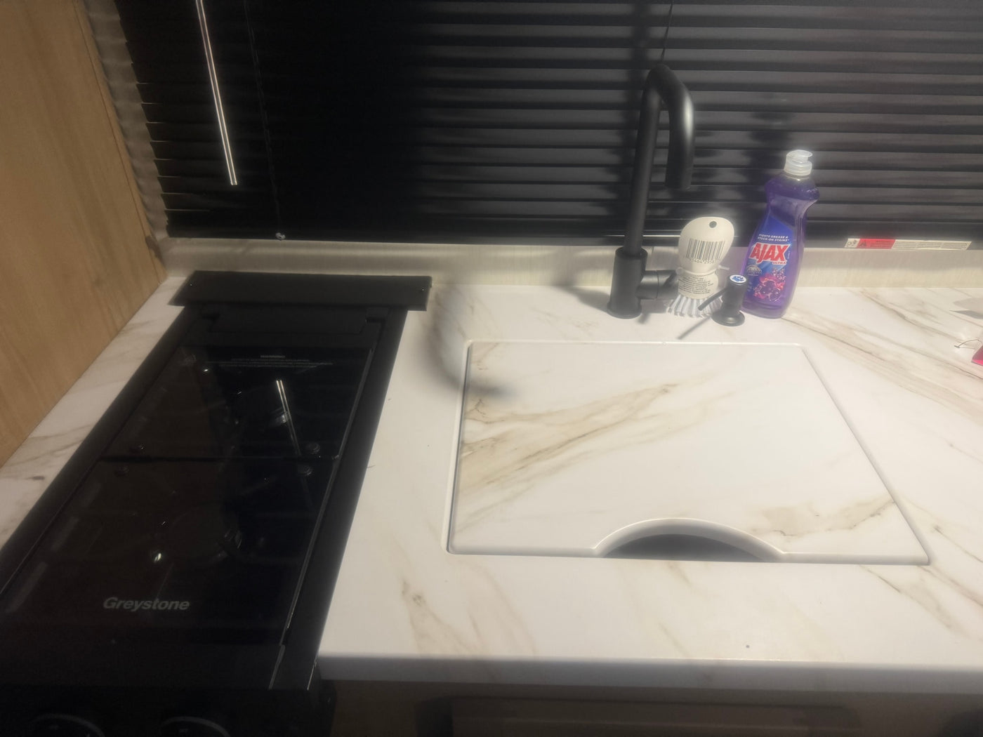 featuring a handheld showerhead and small corner sink. Ideal for travel.|Clean — photo 5