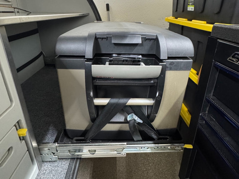  EXT" settings. ("escapod topo 2").|Comfortable RV rental interior: a bed with white pillows — photo 7